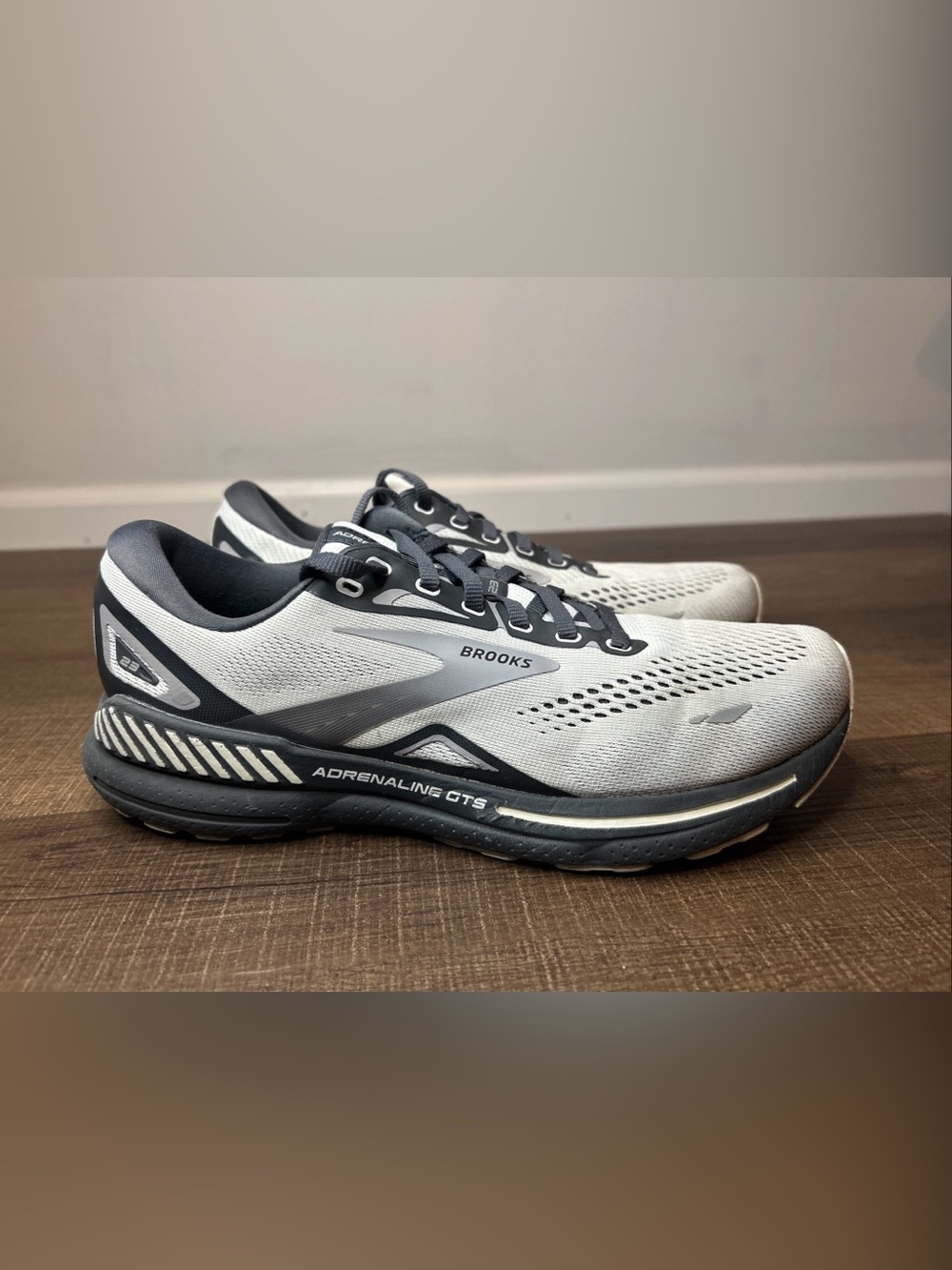 Brooks Adrenaline GTS 23 Men's Size 8 Oyster Alloy 1103911D065 Running Shoe